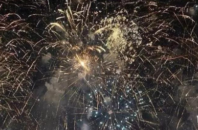 人死了放烟花的说说（放烟花思念一个人的句子）