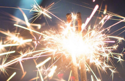 偶遇放烟花的说说（偶遇烟花的唯美句子）