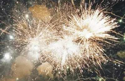 婚礼放烟花的说说（放烟花祝福新婚的句子）