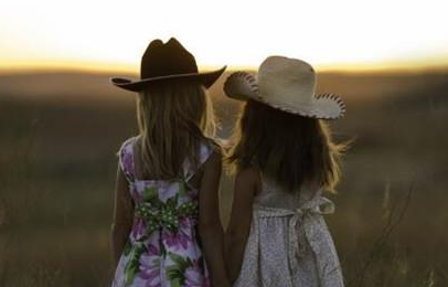 姐妹合照发朋友圈怎么写搞笑（姐妹合照幽默朋友圈）