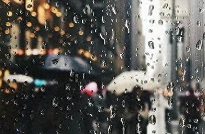 写雨的优美句子50字（围绕雨写一段话50字）